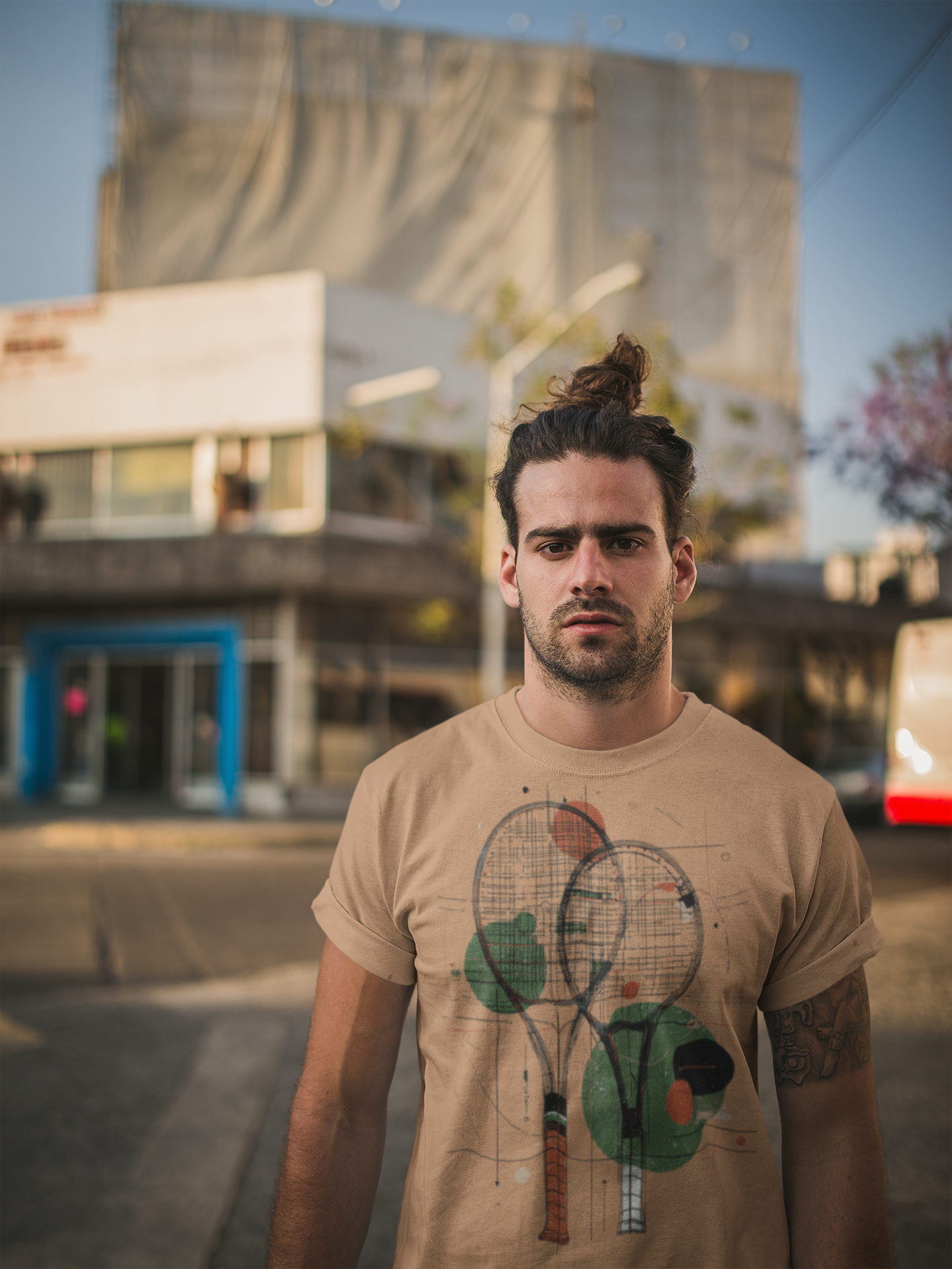 Camiseta Estonada Raquetes de Tênis – Arte Abstrata e Estilo Vintage