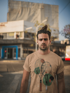 Camiseta Estonada Raquetes de Tênis – Arte Abstrata e Estilo Vintage