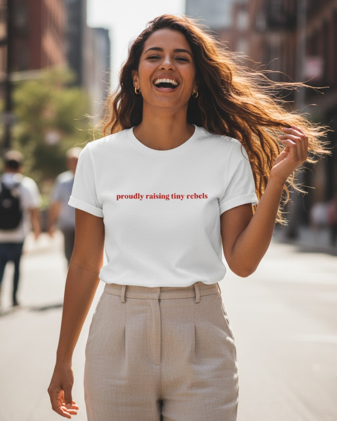 Nome do produto: proudly raising tiny rebels (camiseta)