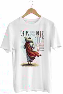 Camiseta Deus nunca desiste de Você