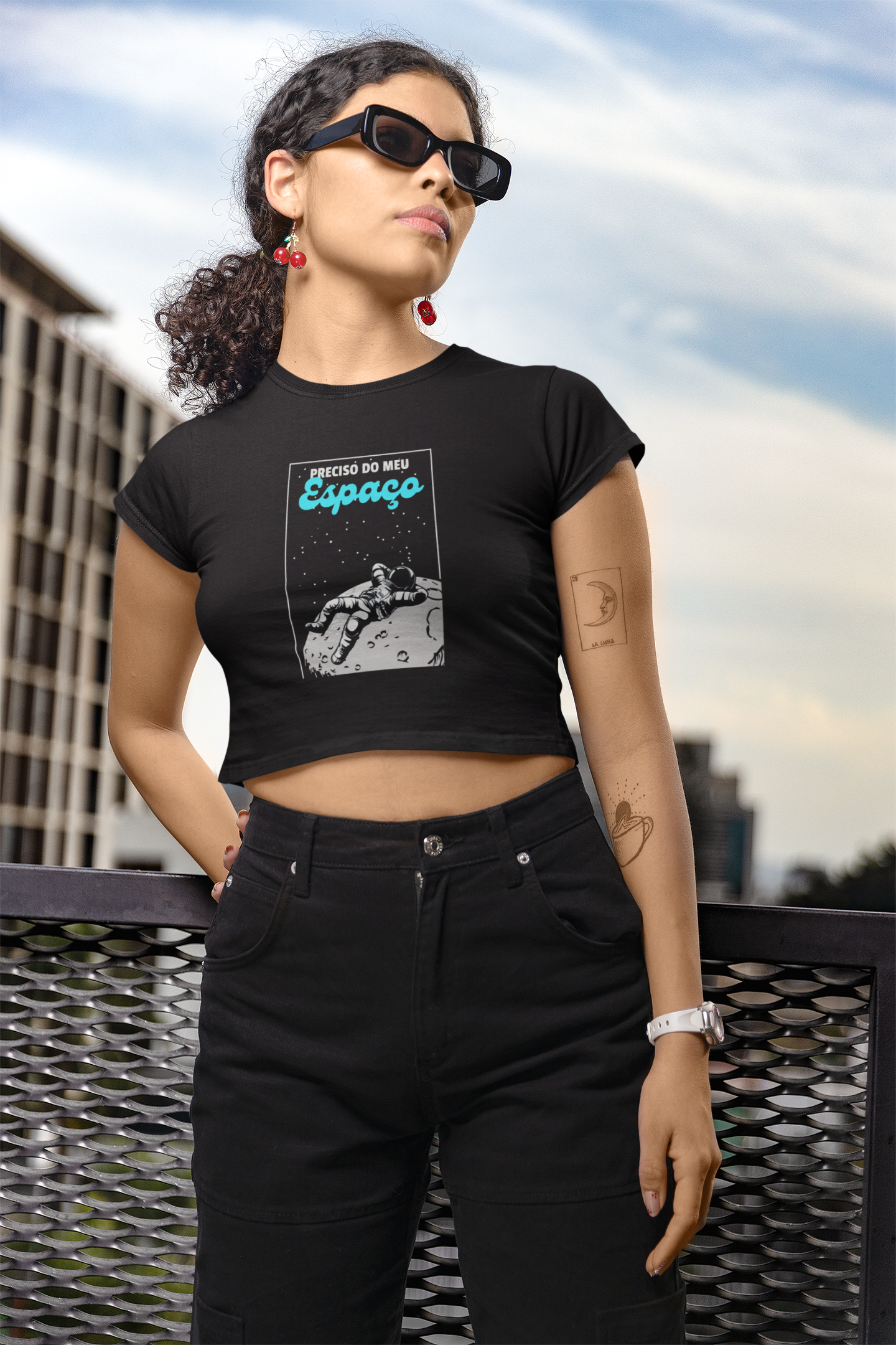 Nome do produto: Camisa Cropped astronauta preciso do meu espaço